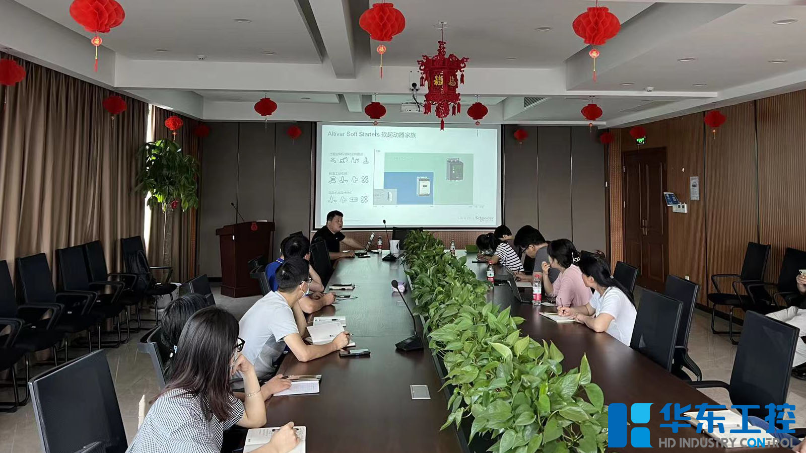 華東工控開(kāi)展<i style='color:red'>施耐德</i>軟啟，觸摸屏技術(shù)及行業(yè)應(yīng)用培訓(xùn)