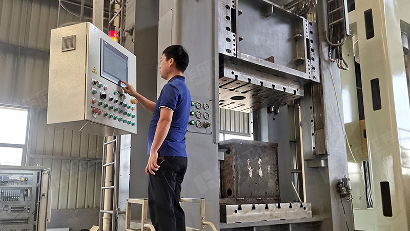 如何選擇優質的四柱液壓機控制系統廠家？